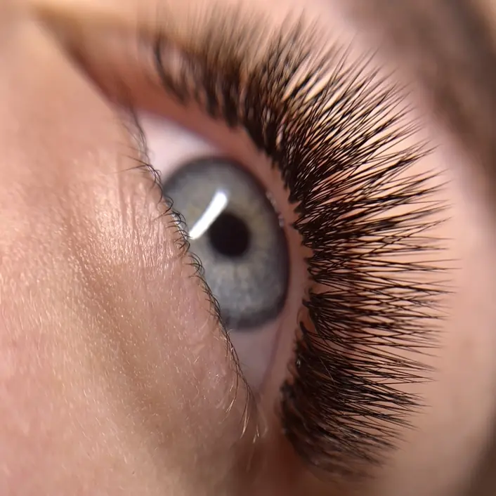 Dúsított volume műszempilla építés kék szemen - Lash Beaute Budapest professzionális szempilla stylist